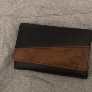 It’s a leather ladies billfold it’s never been used has plenty of card spaces